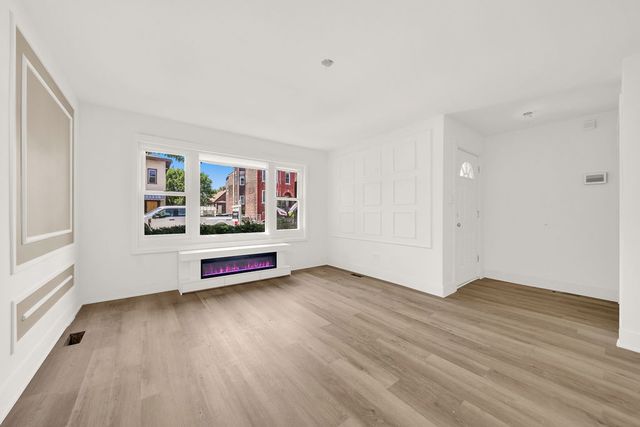 9117 S Brandon Avenue, Chicago, IL 60617