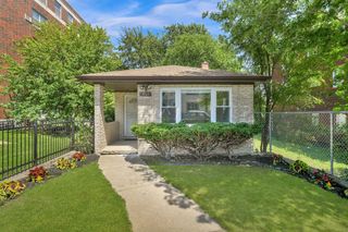 9117 S Brandon Avenue, Chicago, IL 60617