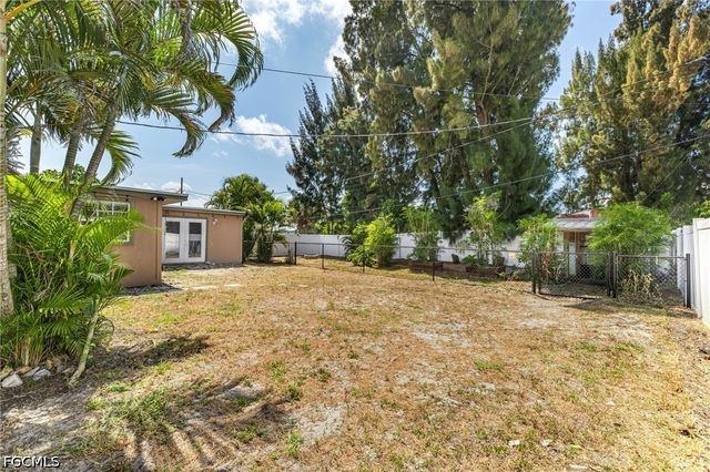 915 Hibiscus LN, North Fort Myers, FL 33903