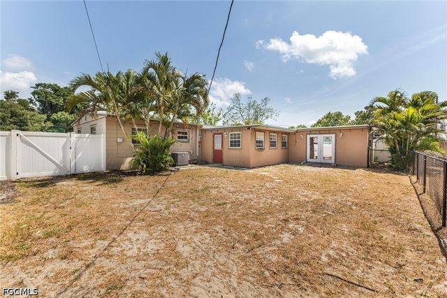 915 Hibiscus LN, North Fort Myers, FL 33903