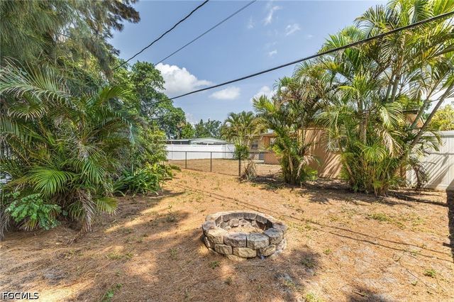 915 Hibiscus LN, North Fort Myers, FL 33903