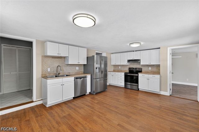 915 Hibiscus LN, North Fort Myers, FL 33903