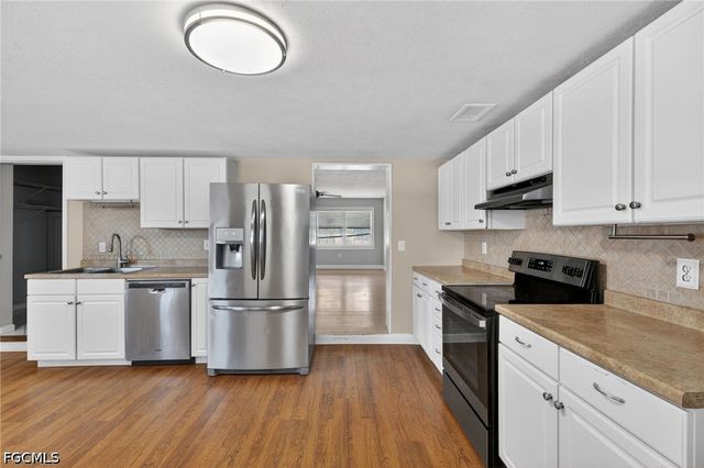 915 Hibiscus LN, North Fort Myers, FL 33903