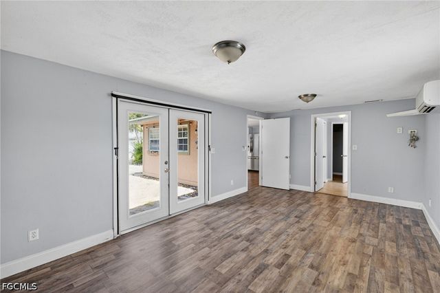 915 Hibiscus LN, North Fort Myers, FL 33903