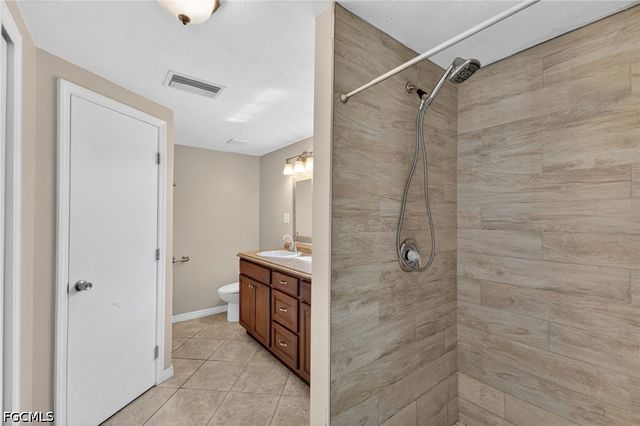 915 Hibiscus LN, North Fort Myers, FL 33903