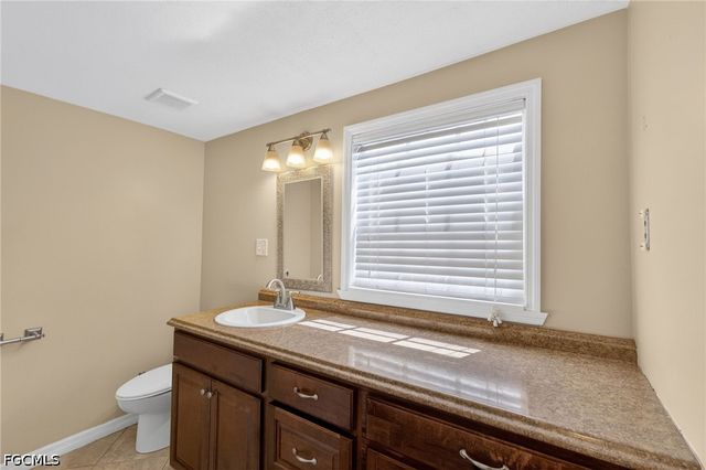 915 Hibiscus LN, North Fort Myers, FL 33903