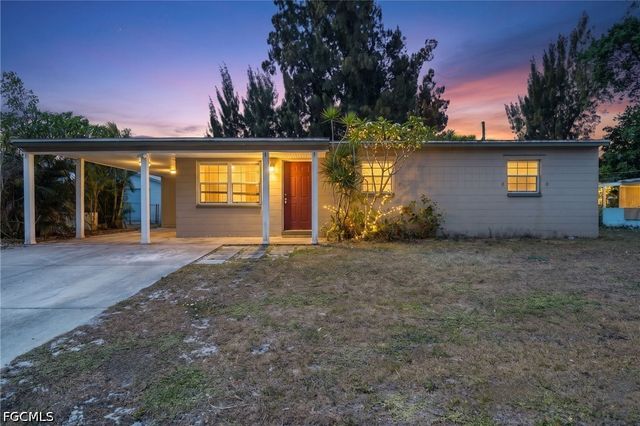 915 Hibiscus LN, North Fort Myers, FL 33903