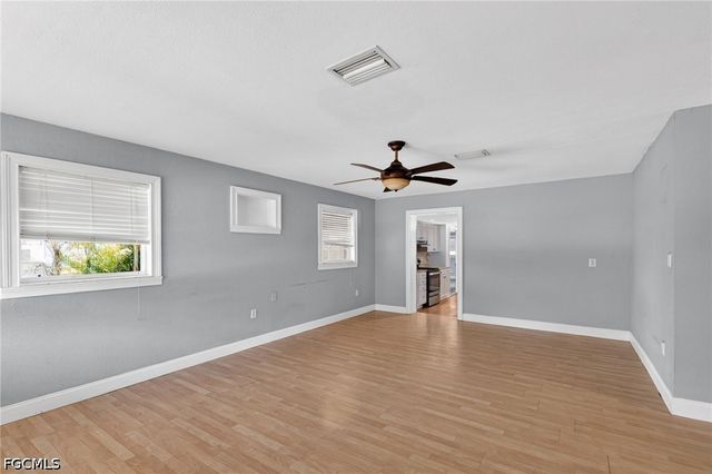 915 Hibiscus LN, North Fort Myers, FL 33903