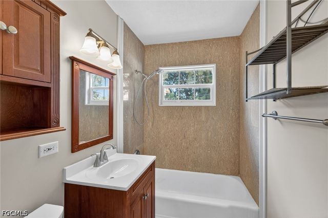 915 Hibiscus LN, North Fort Myers, FL 33903