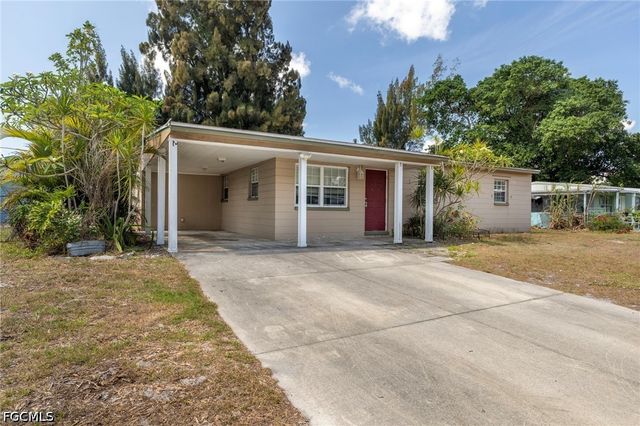 915 Hibiscus LN, North Fort Myers, FL 33903