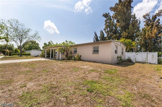 915 Hibiscus LN, North Fort Myers, FL 33903