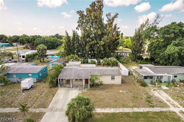 915 Hibiscus LN, North Fort Myers, FL 33903