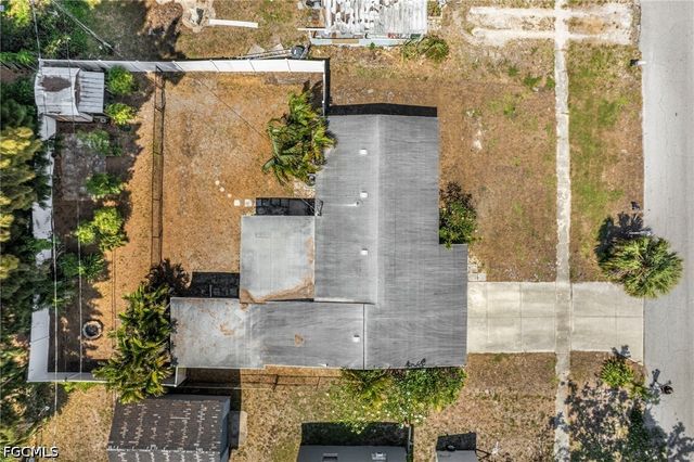 915 Hibiscus LN, North Fort Myers, FL 33903
