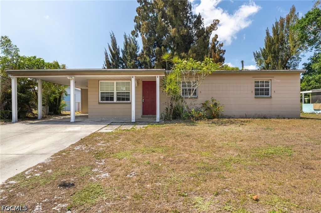 915 Hibiscus LN, North Fort Myers, FL 33903