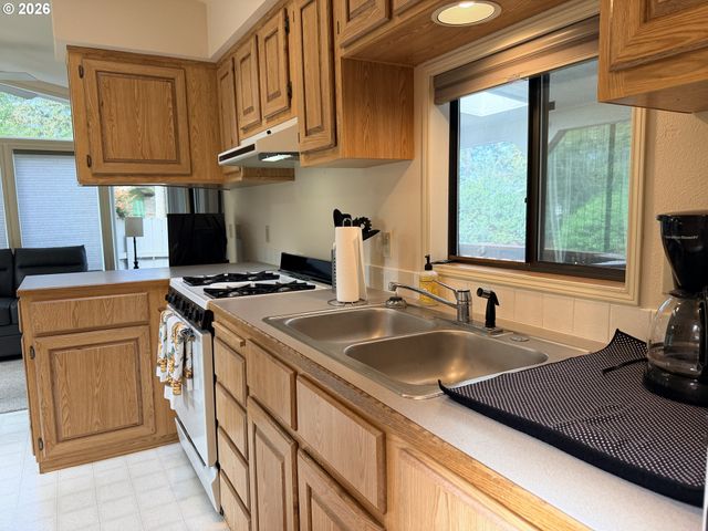 225 AZALEA St, Florence, OR 97439