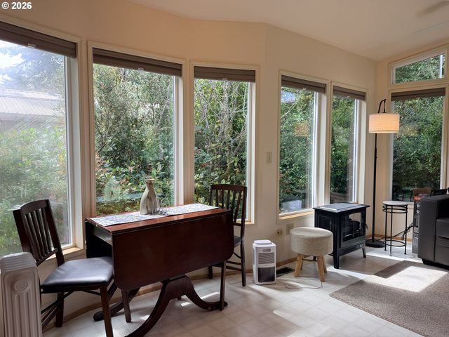 225 AZALEA St, Florence, OR 97439