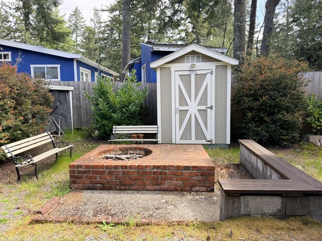 225 AZALEA St, Florence, OR 97439