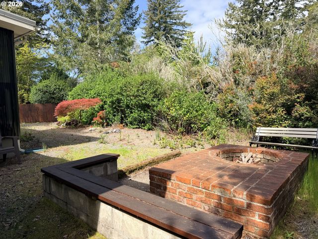 225 AZALEA St, Florence, OR 97439