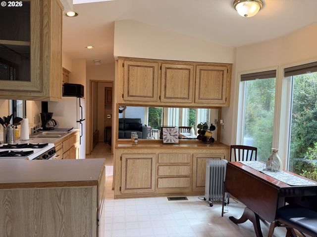 225 AZALEA St, Florence, OR 97439