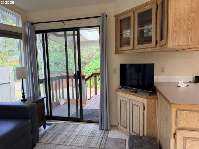 225 AZALEA St, Florence, OR 97439