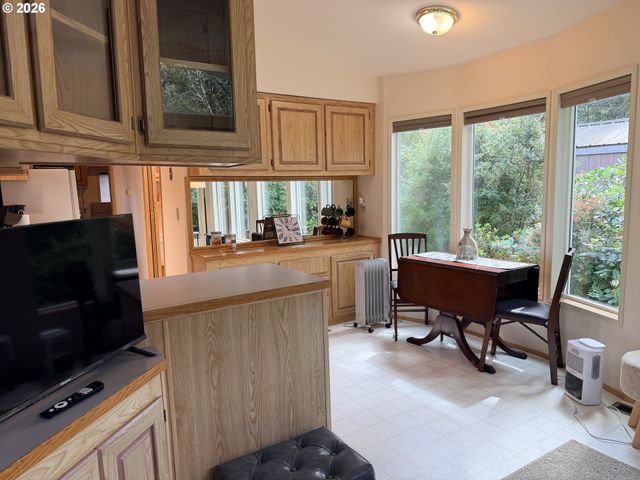 225 AZALEA St, Florence, OR 97439