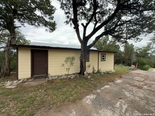 184 PARADISE LN, Lakehills, TX 78063