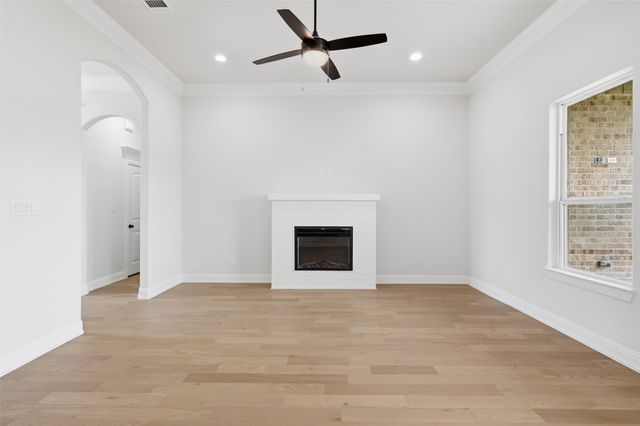 728 Raylan Street, Springtown, TX 76082
