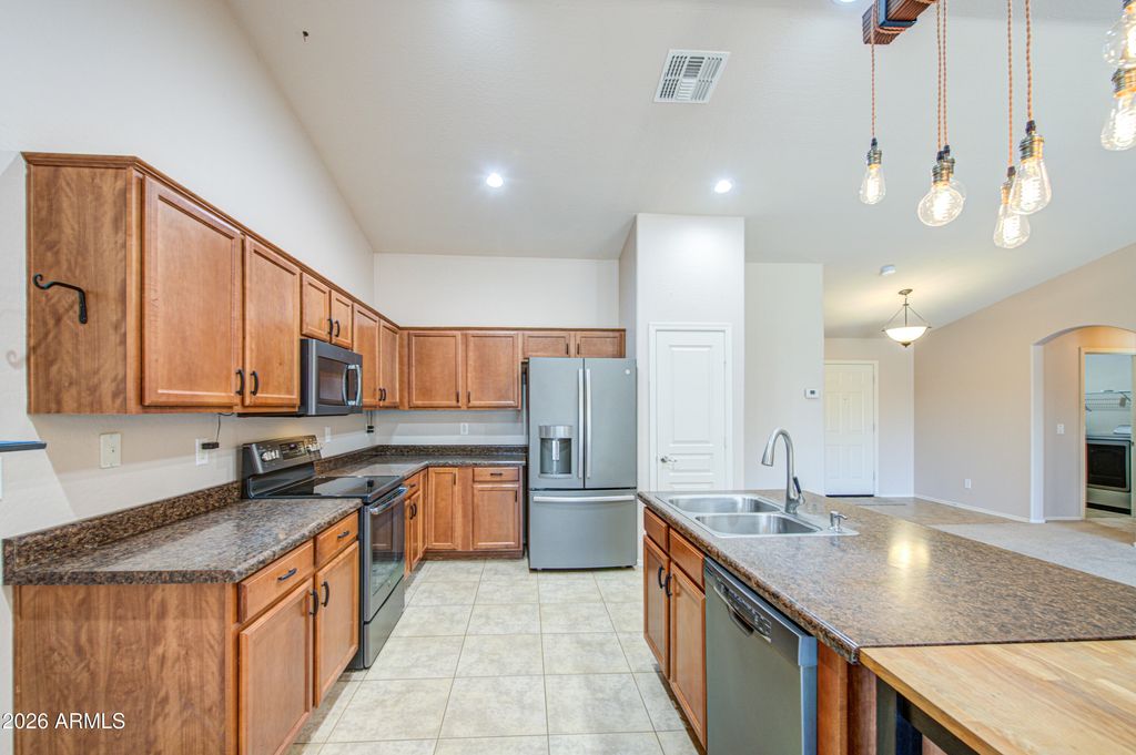 1243 W CASTLE Drive, Casa Grande, AZ 85122 — photo 2