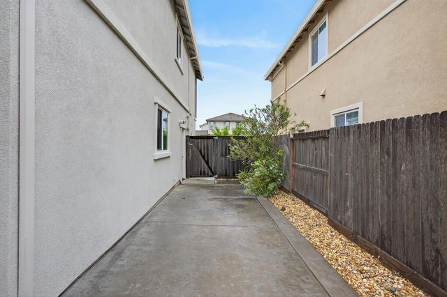 4089 Solaire Dr, Roseville, CA 95747