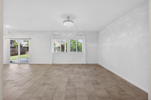 4089 Solaire Dr, Roseville, CA 95747