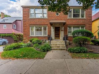 1038 Superior Street 1W, Oak Park, IL 60302