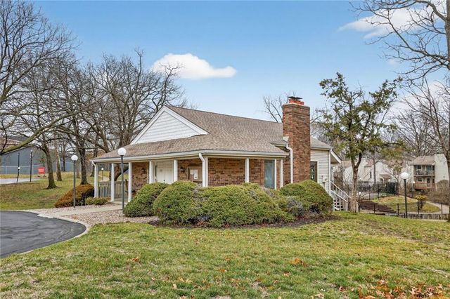 8247 NW Barrybrooke Court, Kansas City, MO 64151