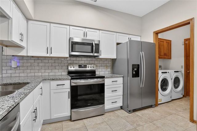 8247 NW Barrybrooke Court, Kansas City, MO 64151