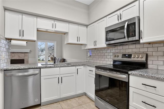 8247 NW Barrybrooke Court, Kansas City, MO 64151