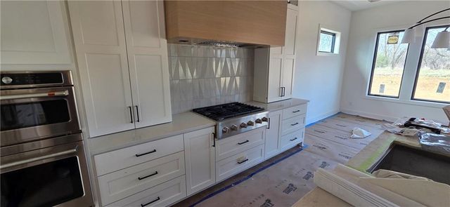 7470 NW Fawn Avenue, Parkville, MO 64152