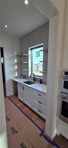 7470 NW Fawn Avenue, Parkville, MO 64152