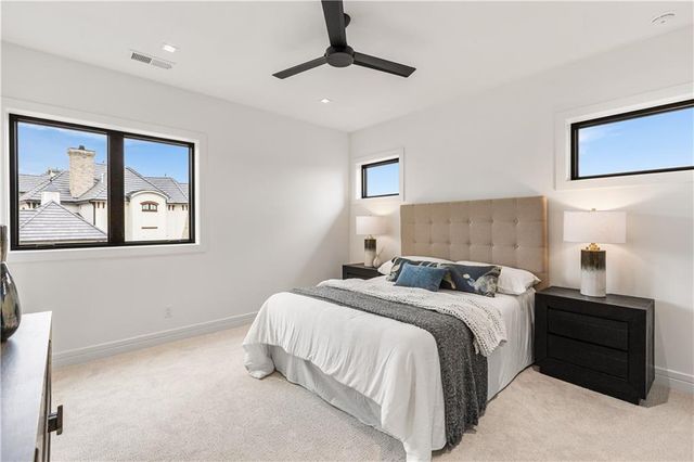 7470 NW Fawn Avenue, Parkville, MO 64152