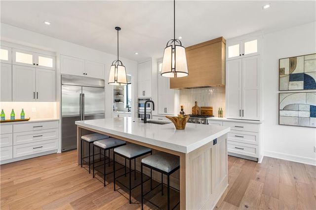 7470 NW Fawn Avenue, Parkville, MO 64152