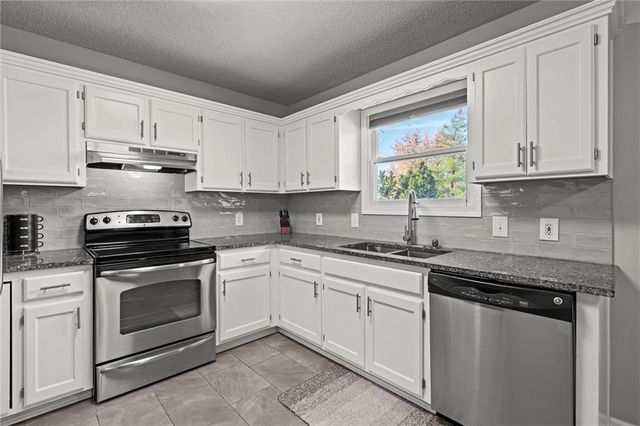 1184 S Delaware Street, Tonganoxie, KS 66086