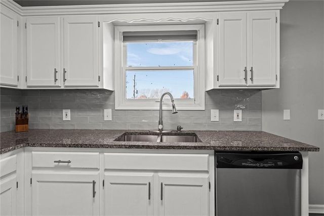 1184 S Delaware Street, Tonganoxie, KS 66086