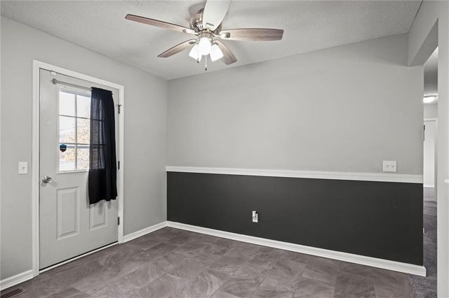 1184 S Delaware Street, Tonganoxie, KS 66086