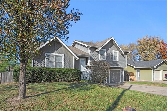 1184 S Delaware Street, Tonganoxie, KS 66086