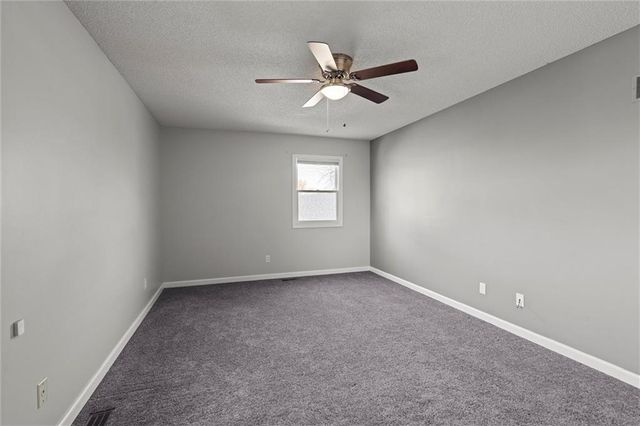 1184 S Delaware Street, Tonganoxie, KS 66086