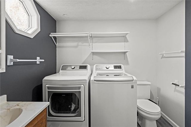 1184 S Delaware Street, Tonganoxie, KS 66086