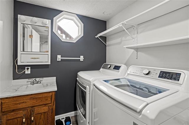 1184 S Delaware Street, Tonganoxie, KS 66086