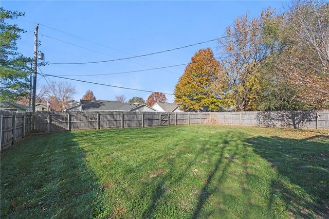 1184 S Delaware Street, Tonganoxie, KS 66086