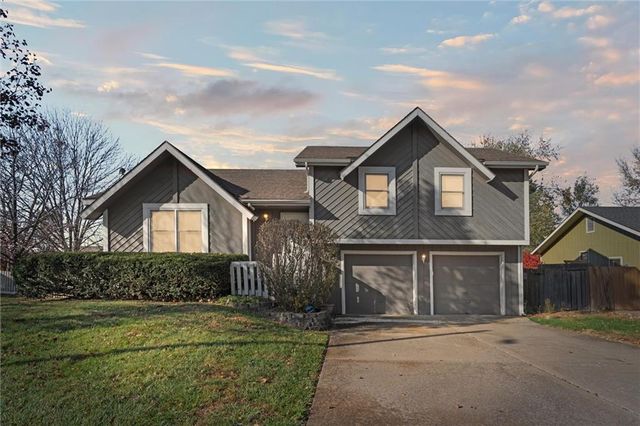 1184 S Delaware Street, Tonganoxie, KS 66086