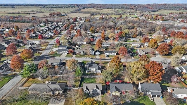 1184 S Delaware Street, Tonganoxie, KS 66086