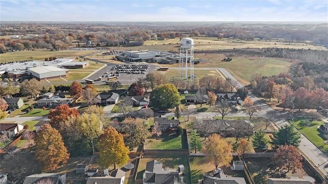 1184 S Delaware Street, Tonganoxie, KS 66086