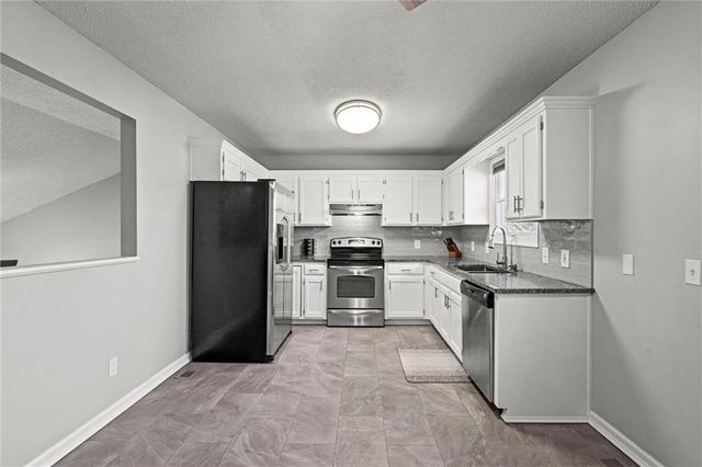 1184 S Delaware Street, Tonganoxie, KS 66086